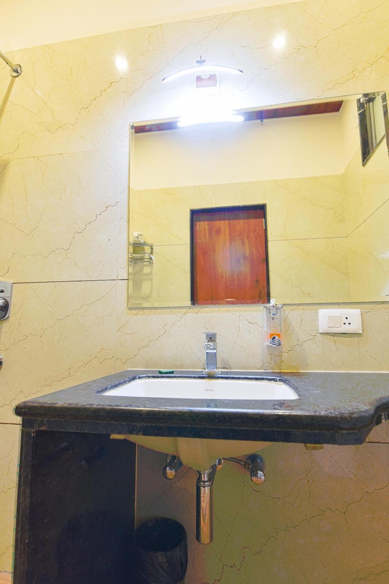 Hotel Remark Udaipur Bagian luar foto