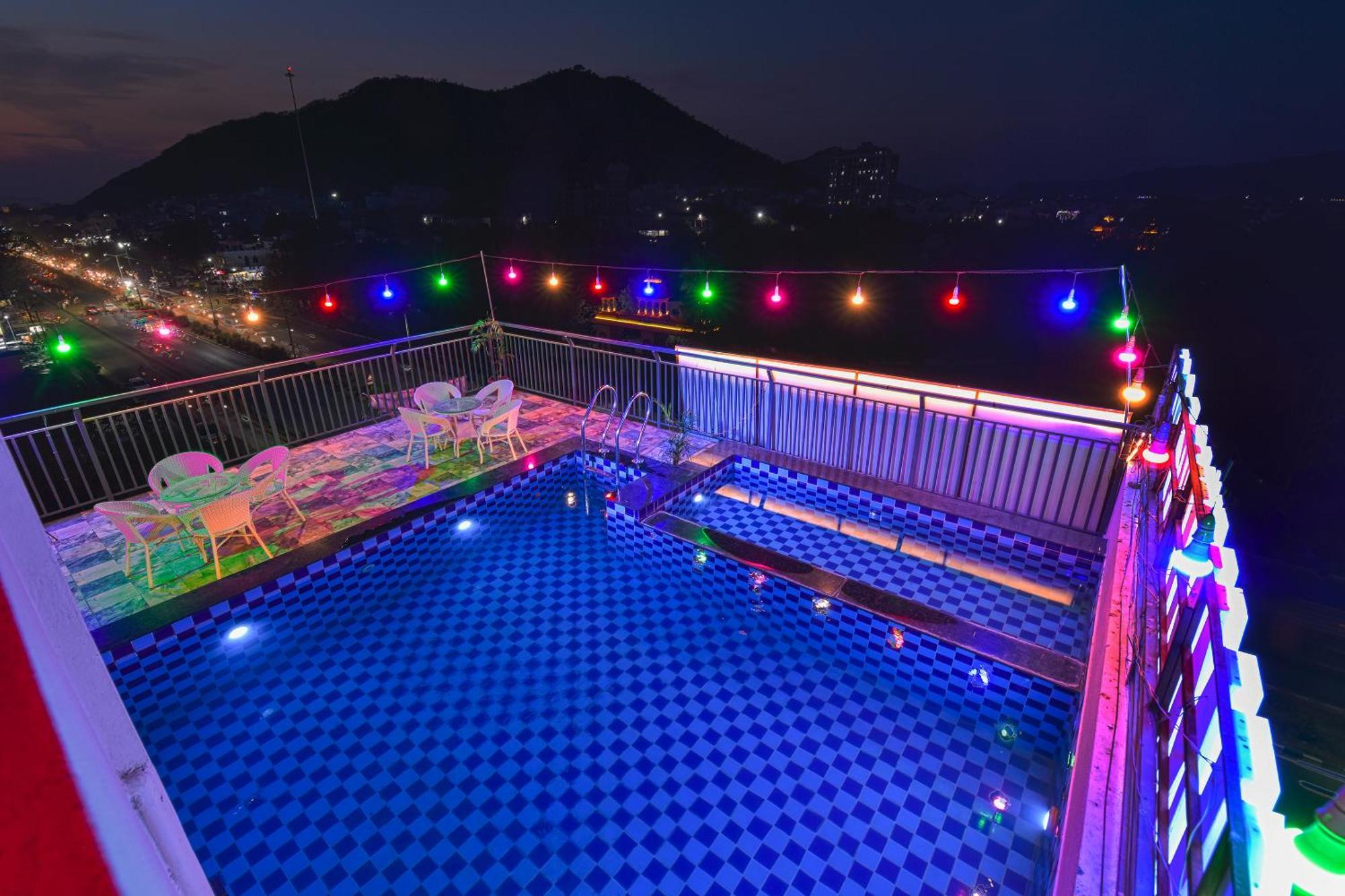 Hotel Remark Udaipur Bagian luar foto