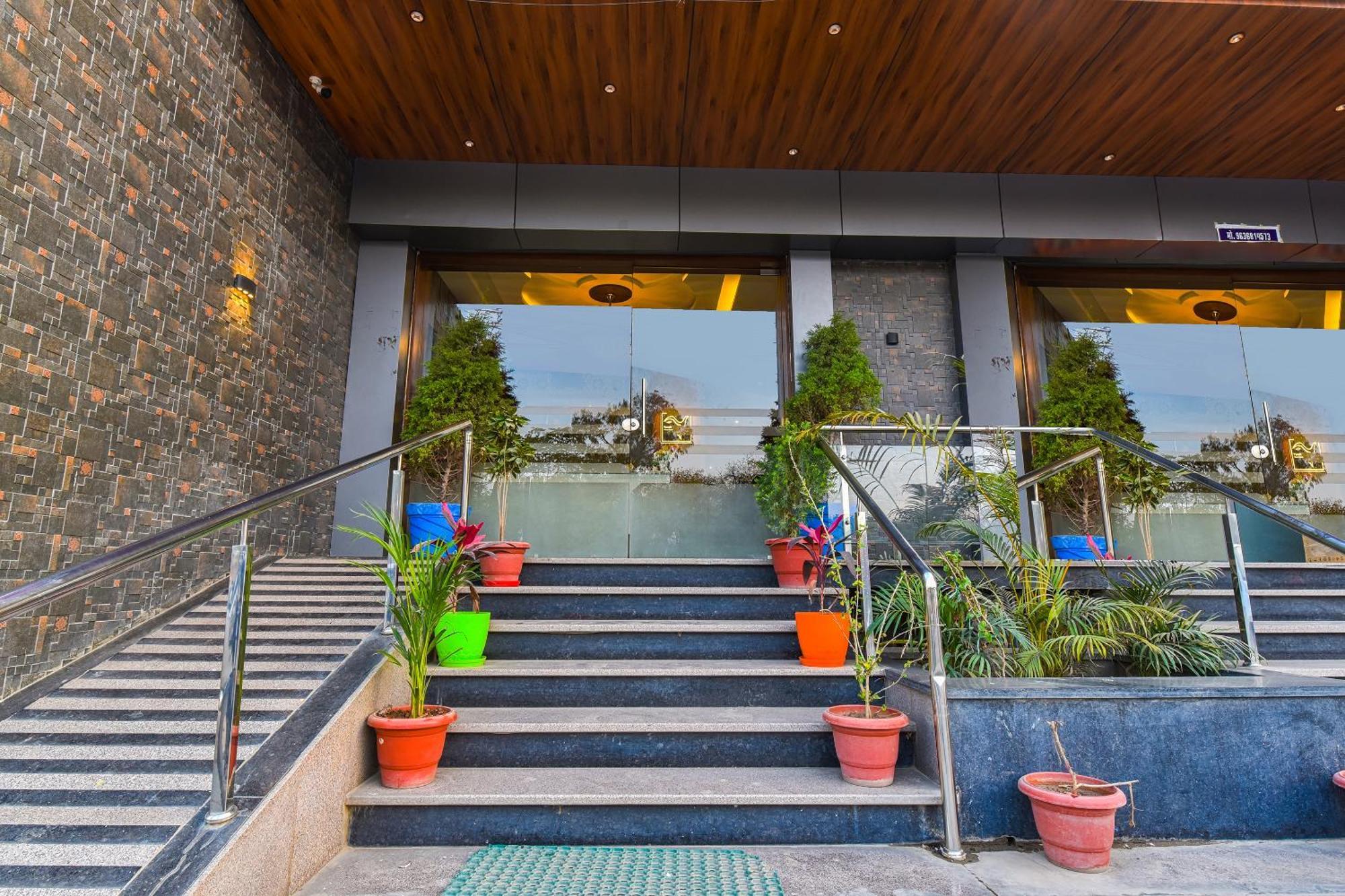 Hotel Remark Udaipur Bagian luar foto